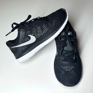 Nike Kids Flex 2016 Run Black Mesh Sneakers with White Accents Size- 4Y